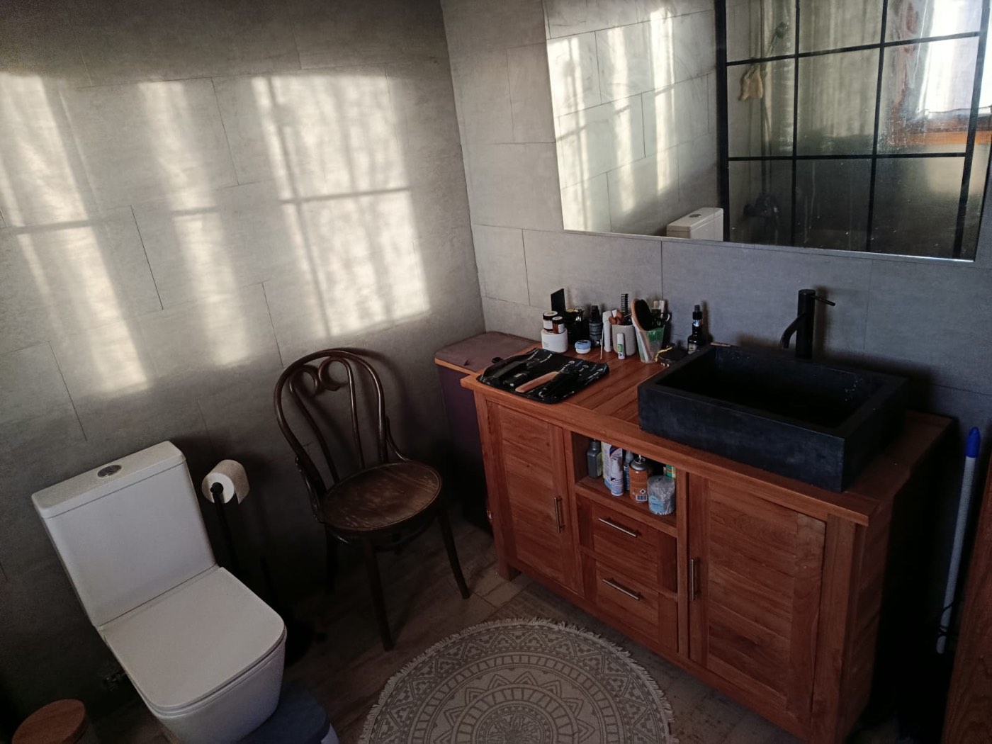 Baño reformado de The Forge con luz natural