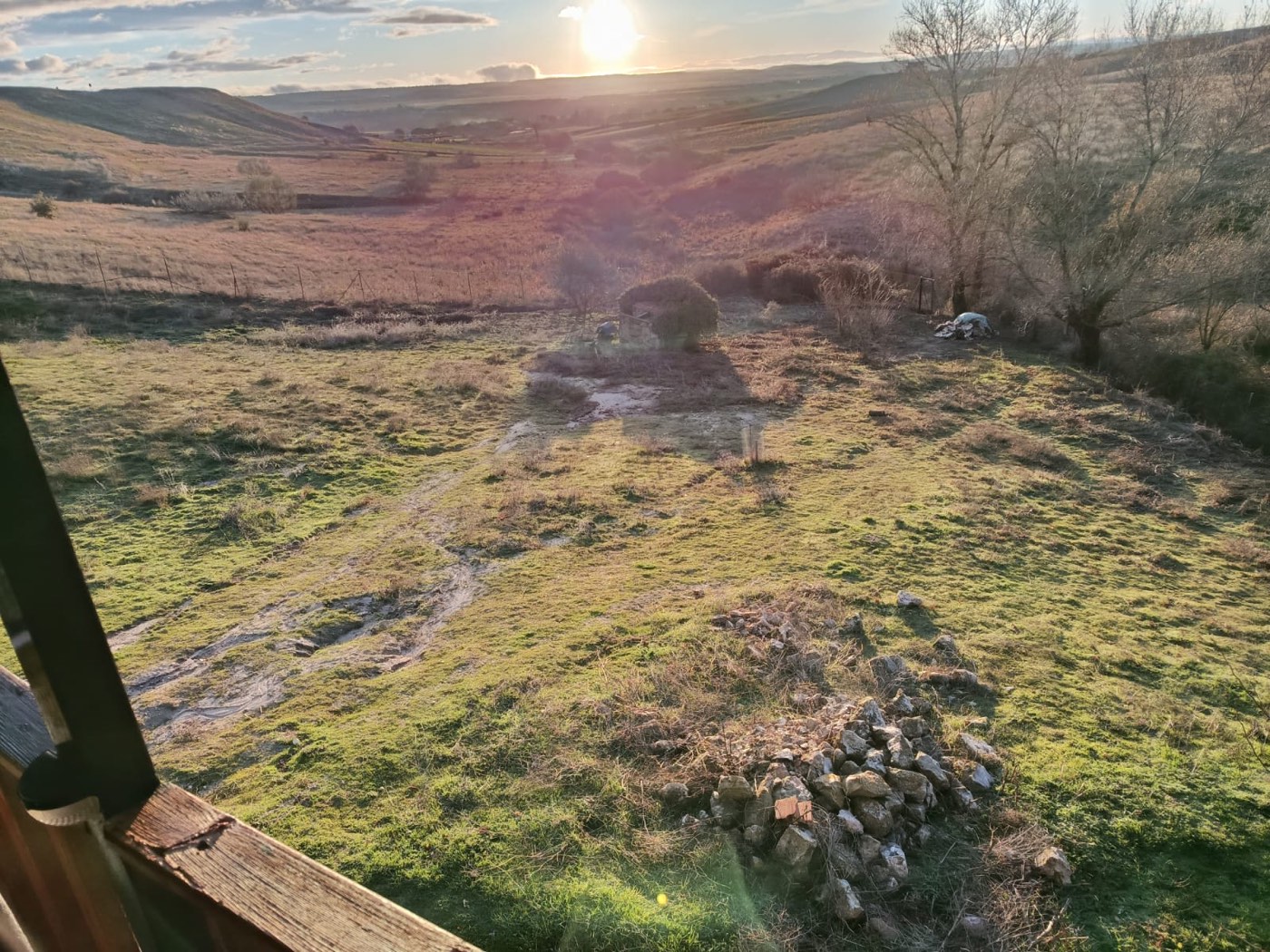 Vista del valle y el sol poniente desde el porche de The Forge